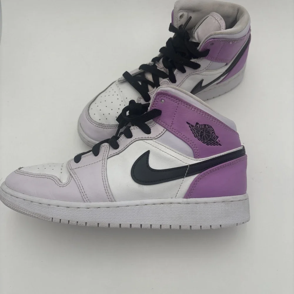 Nike Air Jordan 1 Mid GS White Barely Grape‎ DQ8423-501 Size 5.5 Youth / 7W